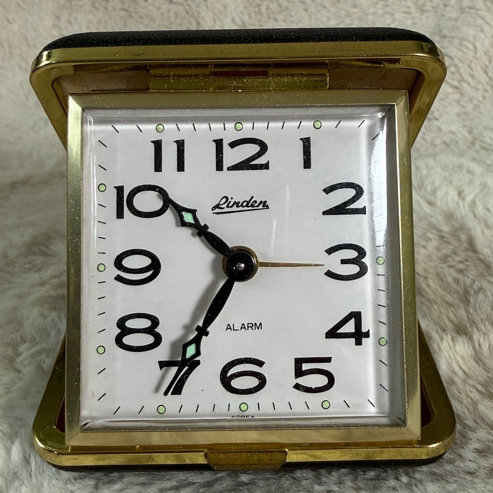 Linden Vintage Compact Clamshell Travel Wind-Up Alarm Clock Works Great!